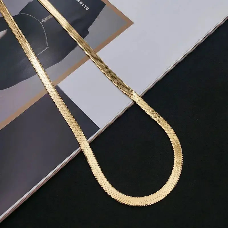 Collar Cadena Lisa Bañada en Oro - detalle