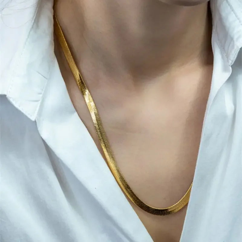 Collar Cadena Lisa Bañada en Oro - puesto