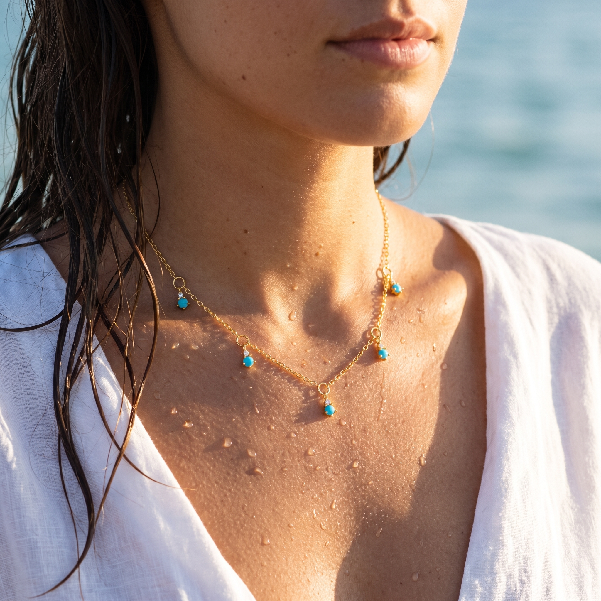 Mujer llevando el collar estrellas de turquesa en la playa