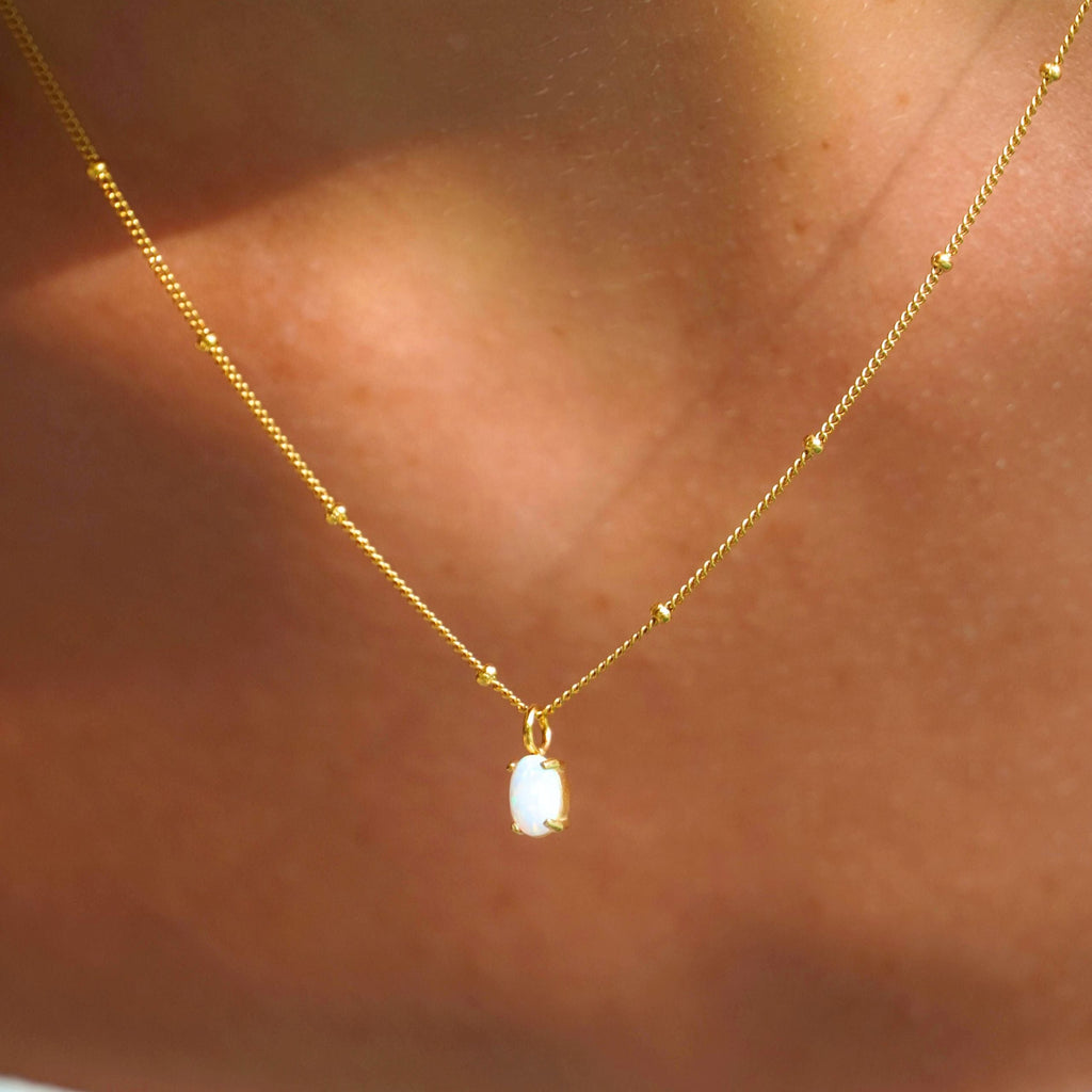 Collar de opalo en modelo