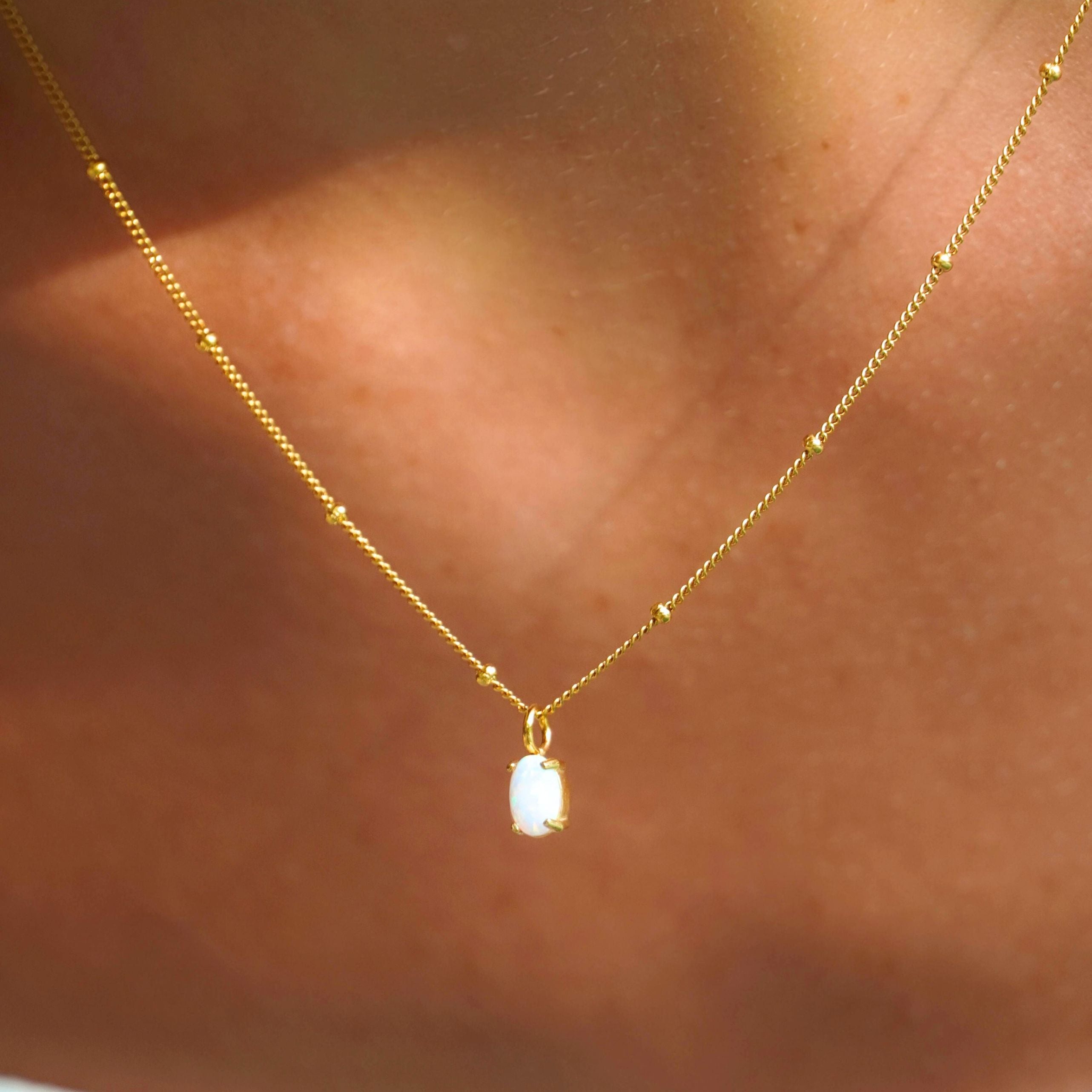 Collar de opalo en modelo