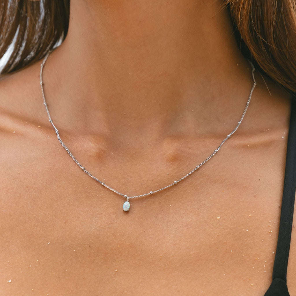 Collar de opalo plateado